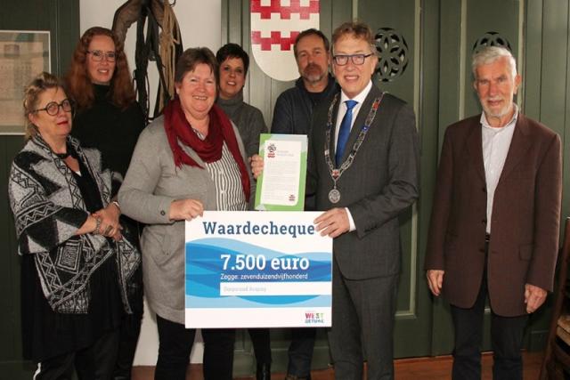 Burgemeester 'ruilt' dorpsplan voor cheque