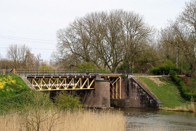 Werk op de spoorweg bij de Diefdijk: de kraanbrug