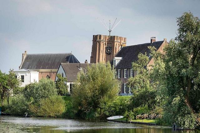 Acquoy aan de Linge heeft een eigen toren van Pisa