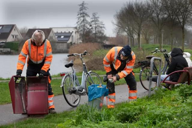 De jaarwisseling komt eraan, West Betuwe haalt afvalbakken eerder weg.