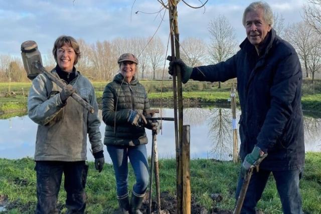 Raadsleden GroenLinks planten voedselbos in Acquoy