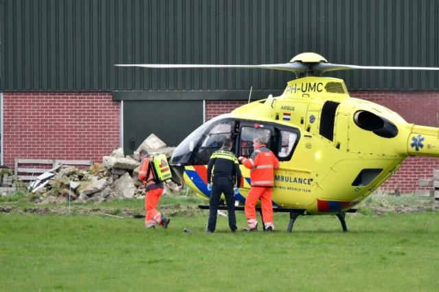 Man valt op agrarische bedrijf door dak met asbestplaten