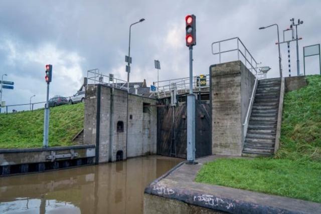 Scheepvaartverkeer op de Linge gestremd vanwege het hoge water