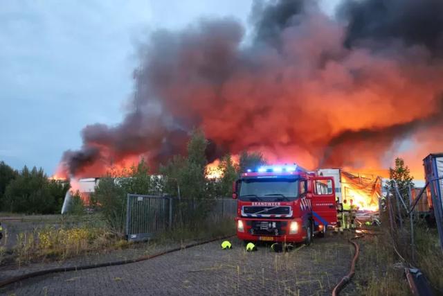 Zeer grote brand na explosie legt enorm bedrijfspand in Beesd in de as