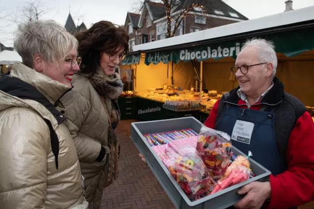 Na vijftig jaar op de markt in Geldermalsen zegt Piet (72) de snoepkraam vaarwel