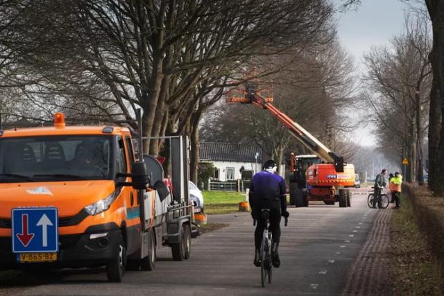 Parkeerhavens weggehaald langs de N327: flinke omleidingen tussen Geldermalsen en Rhenoy