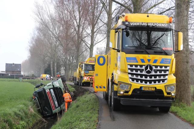 Vuilniswagen gekanteld en in de sloot terecht gekomen in Acquoy