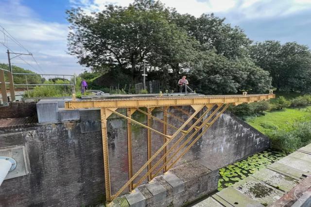 Hoogtevrees is geen optie tijdens spectaculair onderhoud aan kraanbrug bij Werk aan de Diefdijk