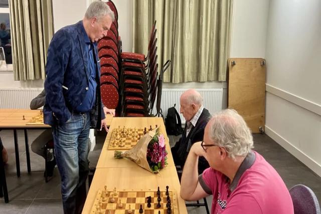 Verenigingslid wint van grootmeester, volop spanning bij schaaksimultaan
