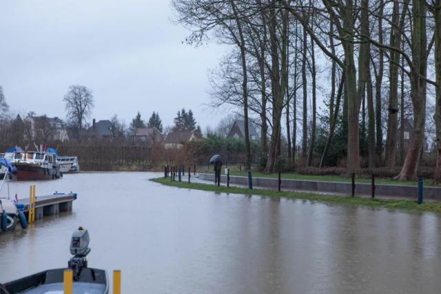 Scheepvaart tussen Geldermalsen en Leerdam gestremd door hoogwater op de Linge